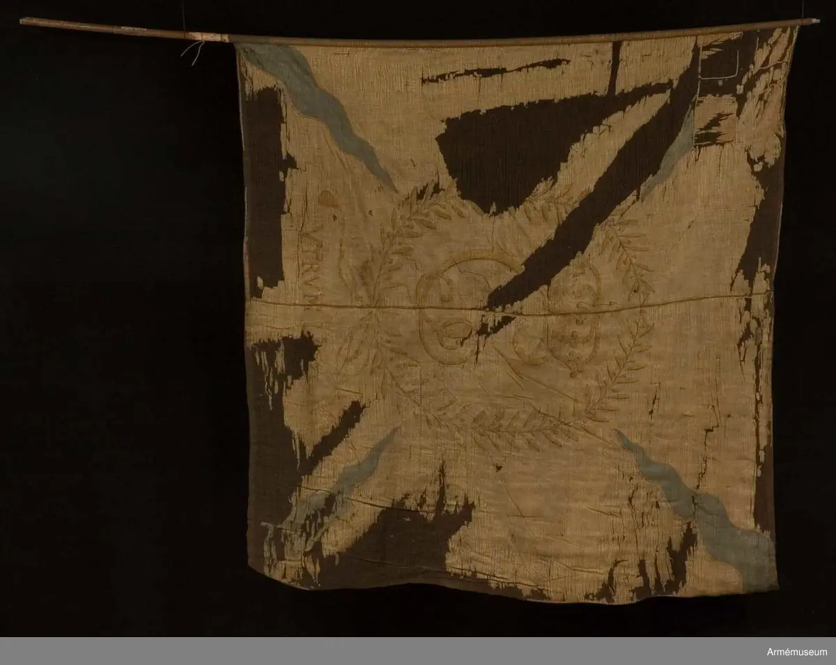 Ursprungligen brandgul duk med blå flammor diagonalt gående från hörnen. I övre stångsidehörnet en dannebrog. I mitten Christian 5's krönta monogram inom en lagerkrans målat i guld. I nedre delen målat mottot "Utrum libet".