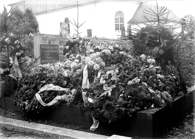 Enligt senare noteringar: "Hemmansägaren Johannes Sohlbergs familjegrav på kyrkogården i Foss. Blomstergården tyder på att gravsättning av familjemedlem skett." (BJ)