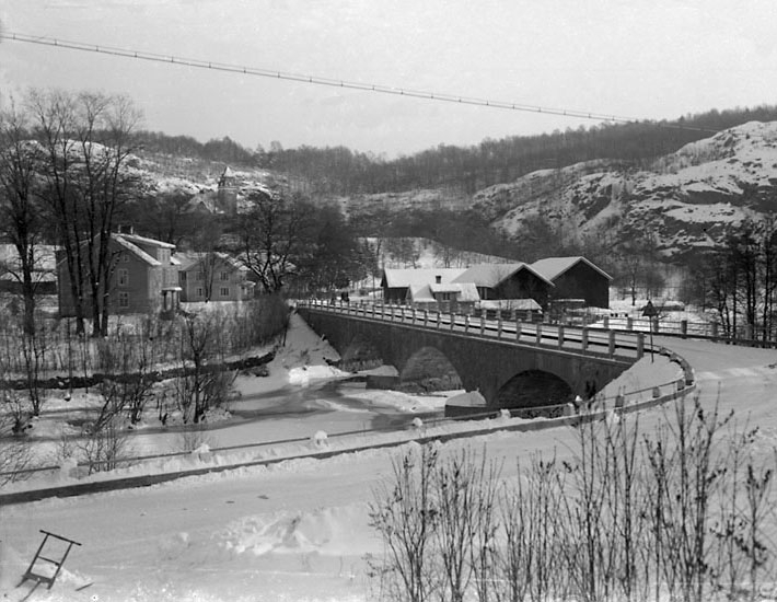 Enligt senare noteringar: "Kvistrumsbron med Kvistrums gård och Tingshuset i bakgrunden." (BJ)