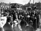 Invigning av dubbelstatyn på Kungstorget i Uddevalla. Kung Gustaf V på hederstribun