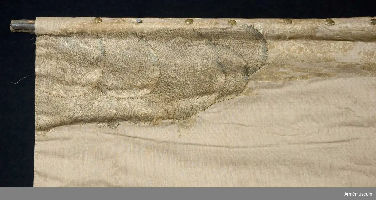 Standar vars motiv numer är försvunnet. Endast fragment vid stångsidan återstår. 

Spets saknas men enligt Hoffmans avbildning var den utformad som ett 6-ekrigt hjul - Maintz statsvapen. 8-kannelerad stång försedd med grepp och löparten och löpande bärring.

Inre sidan motiv numer försvunnet. Enligt H-J avbildning: Golgatascen med Maria och Johannes.

Yttre sidan delvis bevarad: Väpnad arm ur moln.