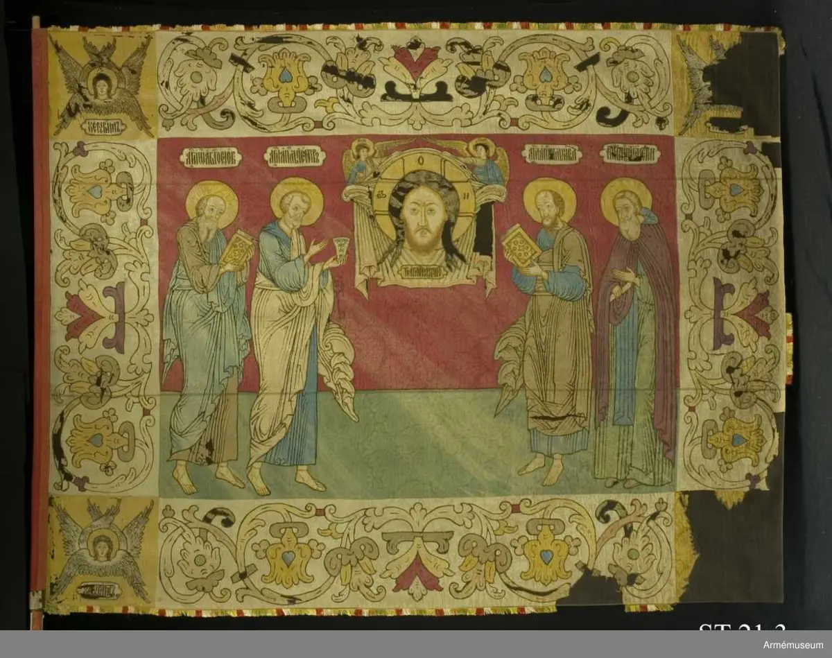 "Ähr en Stoor fahna högh 4 1/2 ahl och lång 5 3/4 ahl, mit uthi är Christi ansichte uthi rödt Damasch på sijodorne 4 helgon, Randen är af Liusblåt damasch, medh påsydt Löfwärk af åthskilligt färgat damasch; Rundt omkring medh silckes frantzar"