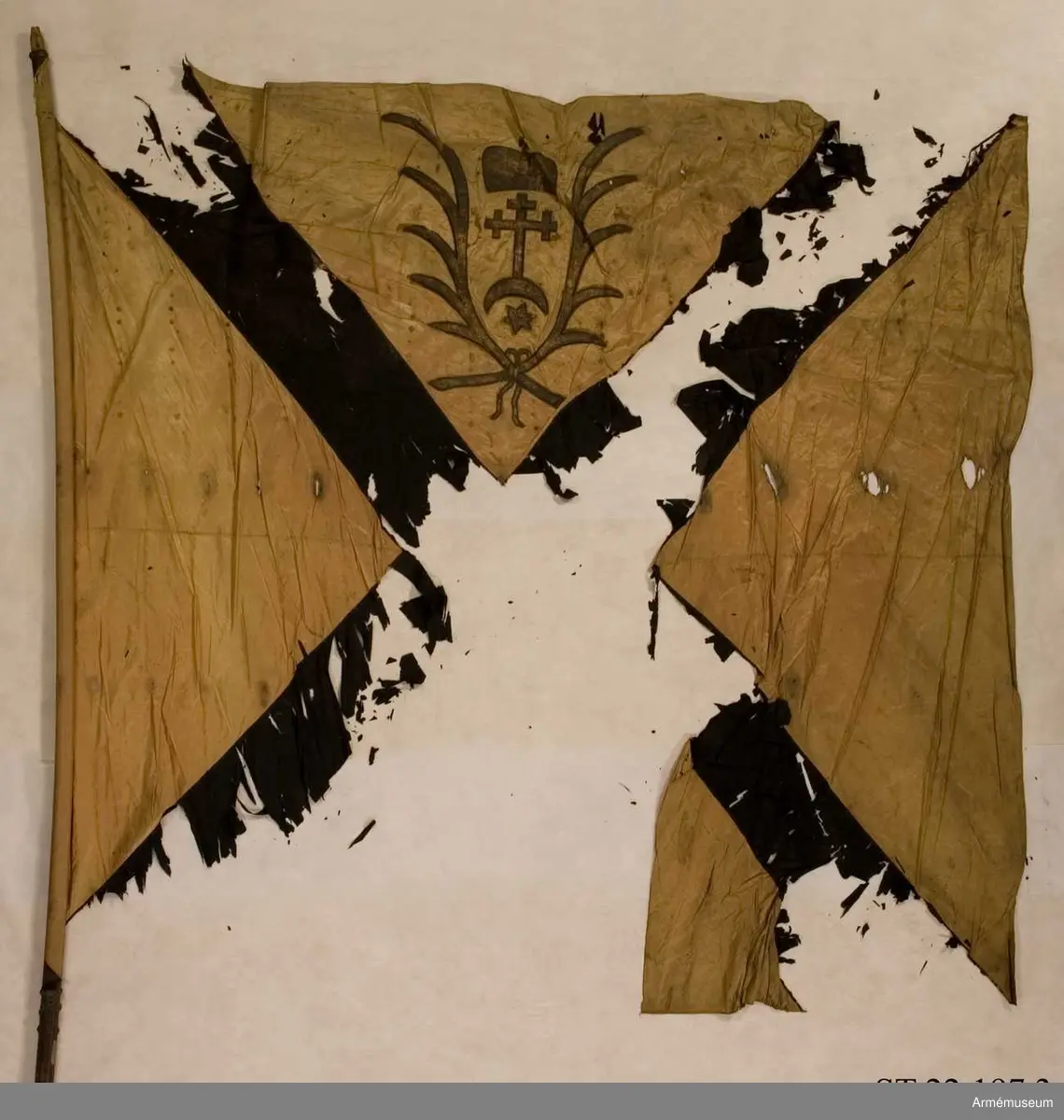 Duken ursprungligen röd med svart St Andreaskors. I översta fältet syns det heraldiska vapnet för den litauiske storhetmanen Mykolas Servacijus Visnioveckis (Michal Serwaci Wisniowiecki).