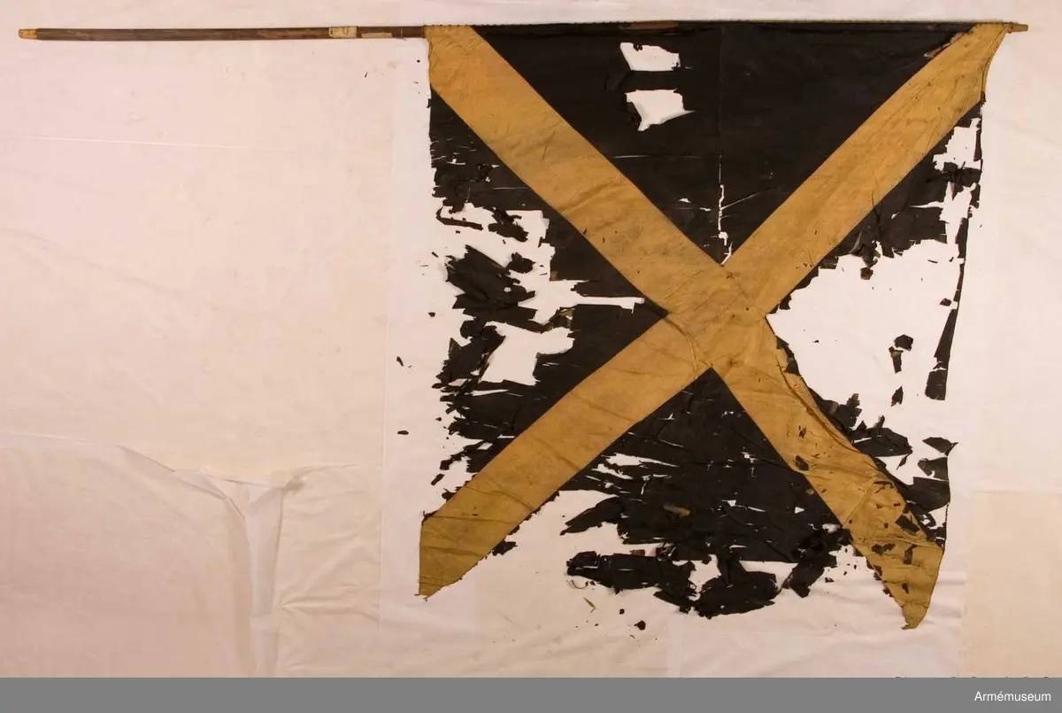 Duken svart med rosa St Andreaskors. I översta fältet syns rester av det heraldiska vapnet för den litauiske storhetmanen Mykolas Servacijus Visnioveckis (Michal Serwaci Wisniowiecki). I nedersta fältet årtalet 1704.