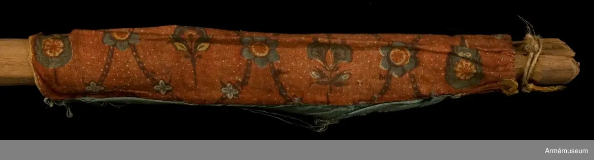 Duk av ljusblå kinesisk sidendamast med målad dekor föreställande helgonet Demetrius av Thessaloniki och slingor av blommor. Strumpa av rött linne.