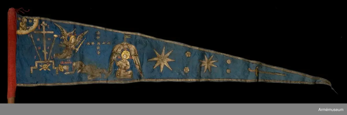Duk av blå kinesisk sidendamast med målad dekor. Motivet föreställer den romerske kejsaren Konstantins vision av ett kors i skyn kvällen innan slaget vid Pons Mulvius år 312 e Kr mot Maxentius. En ärkeängel med svärd i handen (Gabriel?) svävar över den halshuggne Maxentius. Denna händelse ses som förklaring till att kristna kors började användas på militära fanor. Närmast stångsidan är också ett Golgatakors avbildat. Över detta syns ett moln där Kristus är avbildad. 
Strumpa av rött linne.