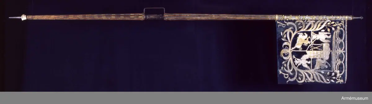 Inre och yttre sidan spegelvänt lika. Bokstäverna är dock rättvända. En i guld och silver broderad fyrdelade sköld med Polens örn i första och fjärde fältet, Litauens ryttare i andra och tredje fältet. Kluven hjärtsköld med kursvärd och Sachsens vapen, fem bjälkar. Huvudsköld och hjärtsköld krönta av stiliserade och slutna kronor. 