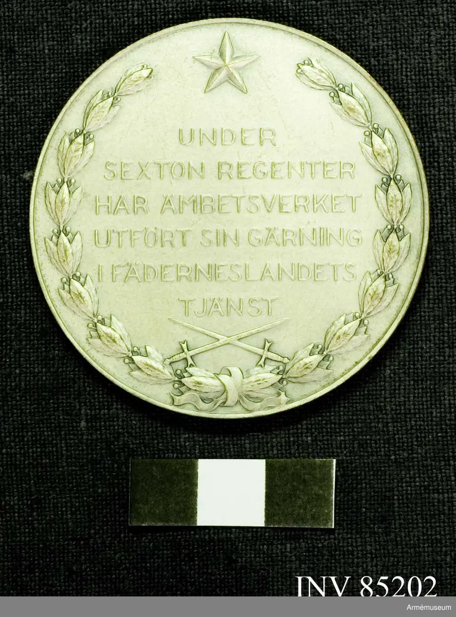 Grupp: M.

Åtsidan: Under Sveriges tre kronor äro anbragta två ovala medaljonger med konungarna Gustaf II Adolfs och Gustaf V:s bröstbilder i hög relief, i profil och vända mot varandra. Gustaf II Adolf bär den kända krigardräkten med bred nedvikt, utuddad krage; huvudet lagerkransat, men i övrigt bart. Gustaf V bär generalsuniform huvudet bart. Där ovalerna upptill och nedtill skiljas äro i vinklarna insatta stiliserade ornament i bladverk; närmast under medaljongerna: 1630-1930.

Frånsidan: Överst: en stor femuddig stjärna. Utefter ytterlinien en lagerkrans, mot stjärnan öppen, men nedtill försedd med en bandknut. Inuti kransen läses text i svagt upphöjda bokstäver: Under texten två korslagda svärd med fästena nedåt.
