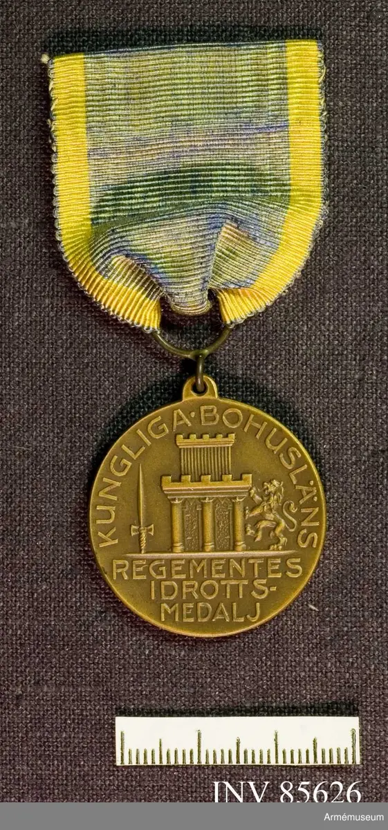 Grupp M II 
Blått band med gula kanter

