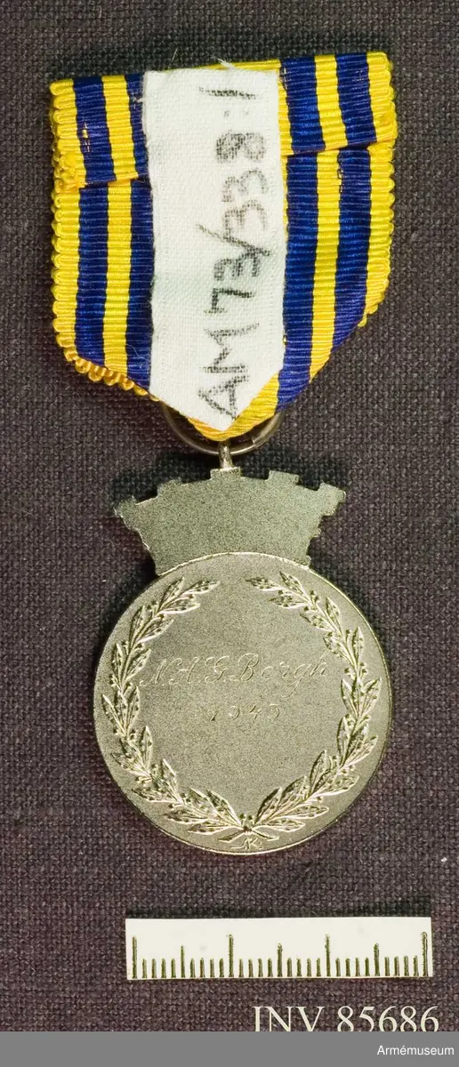 Grupp M II 
Blått band med gula kanter

