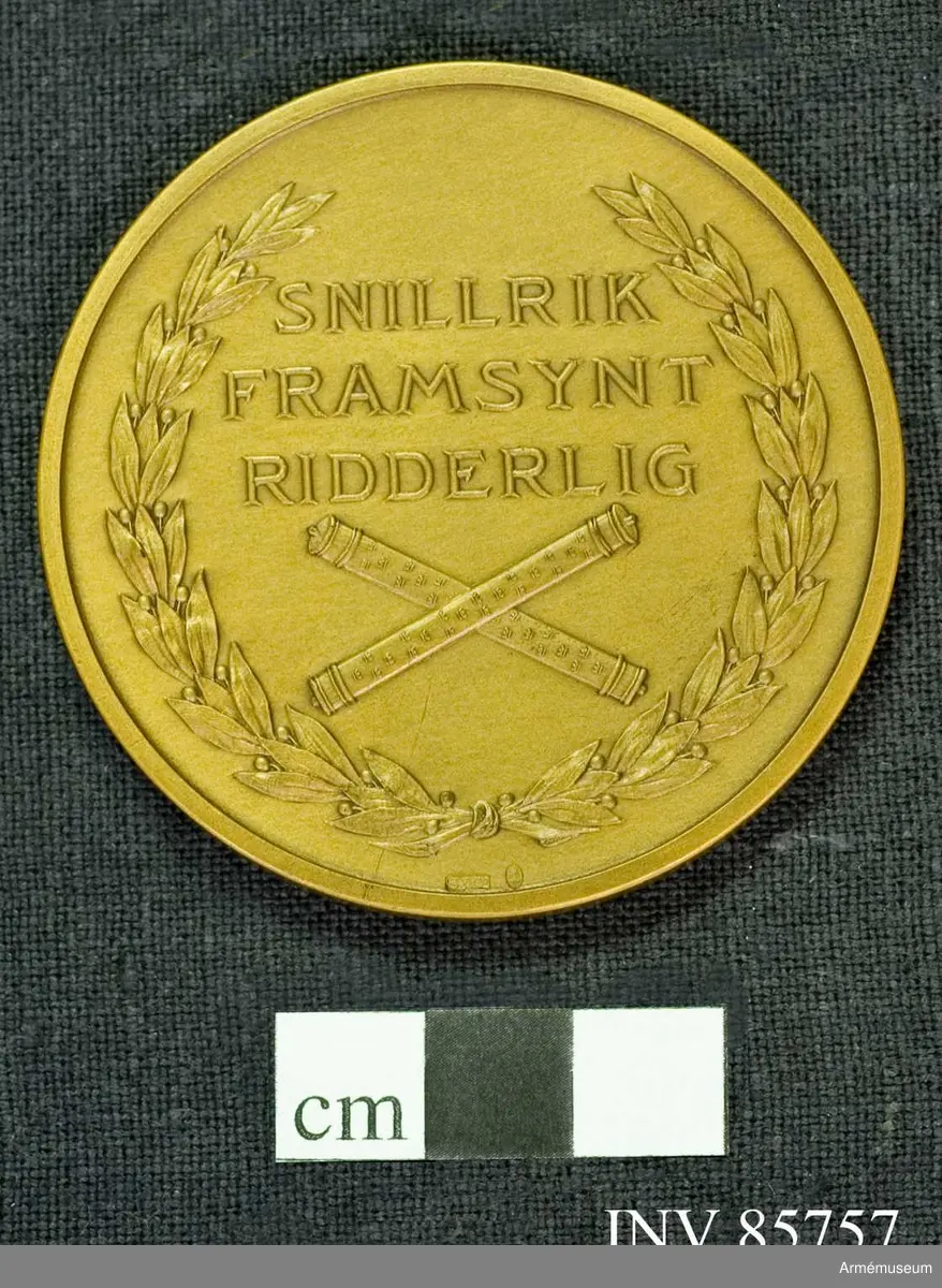 Grupp M.
Åtsidan: (läses från venster till höger:) följande övra kanten: GENERALEN K.G. BILDT. samt följande nedra kanten: FRÅN GENERALSTABEN 1919. Bröstbidl åt venster i uniformskrage med generals gradbeteckning med ett adelstecken hängande nedanför kragen; bakom bröstbilden ättens vapen på en sköld med en adlig krona över och ett ordenskors under. Under bidlen: RAFAEL - RG.
Frånsidan: SNILLRIK FRAMSYNT RIDDERLIG, på tre rader, därunder två korslagda kommandostavar, allt omgivet av en lagerkrans, som öppnar sig å medaljens överkant. nedanför lagerkransen två inslag, det ena rektangulärt, liggande, innehållande S coh C, det andra stående ovalt, innehållande S:t Eriks bröstbild (?).
Numismatiska meddelanden XXIV sid 180.
Kompl. Prn.