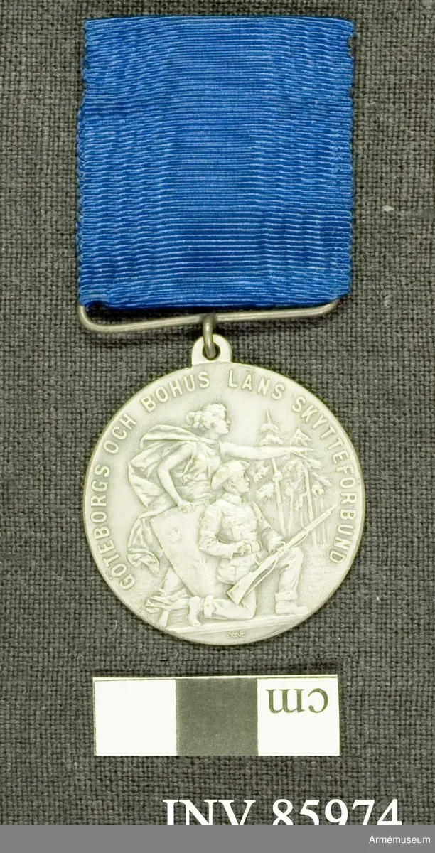 Grupp M. 
Åtsidan: = nr. 16276.
Frånsidan: = nr. 16276, med den skillnad, att något namn icke är inristat på denna medalj.
I bandhållaren ett mellanblått m.m. brett ripsband..
