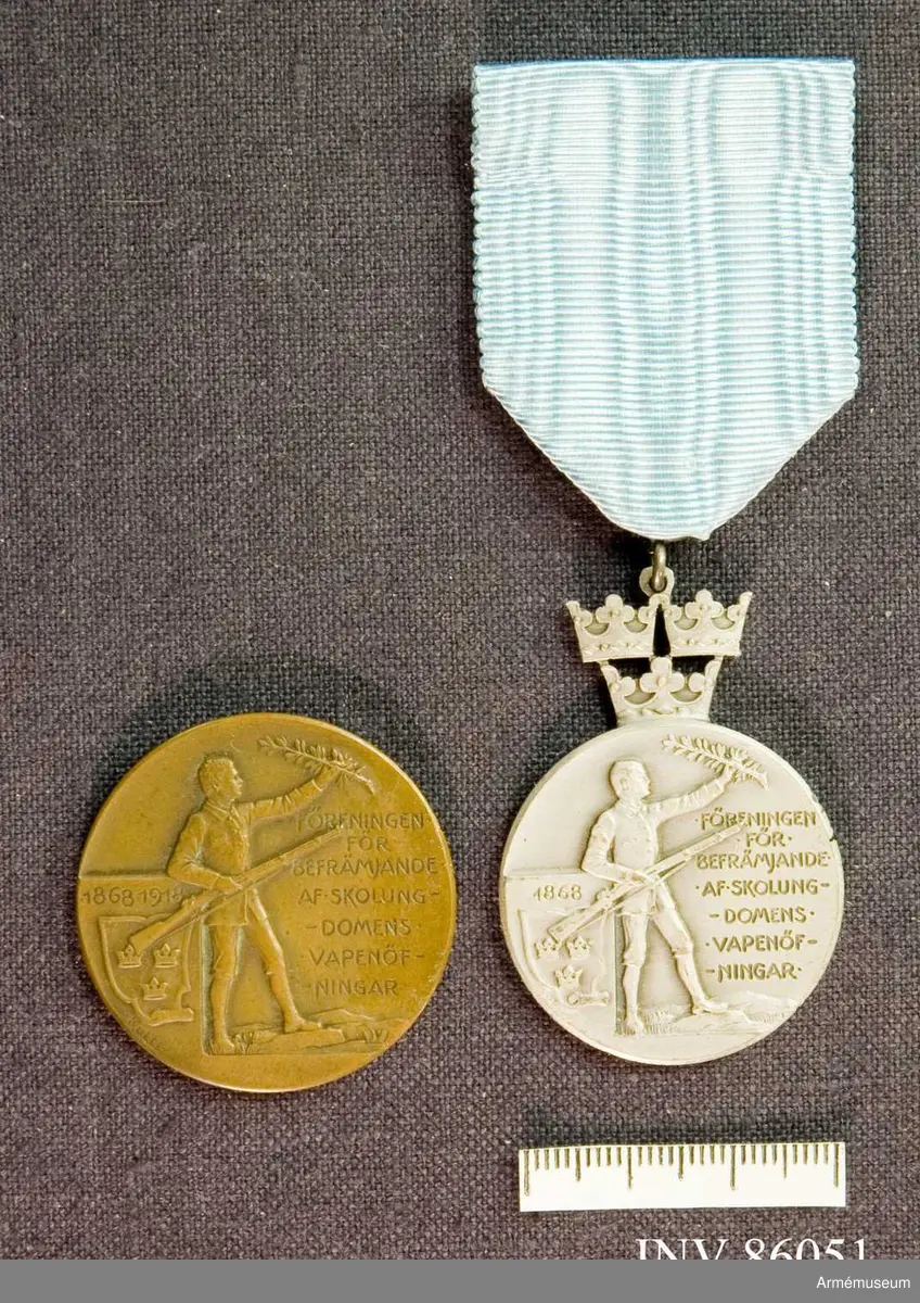 Grupp MII. 
Medaljer: Förtjänstmedalj, silver, ljusblått band, graverad Per Kellin 1968. Land S. 