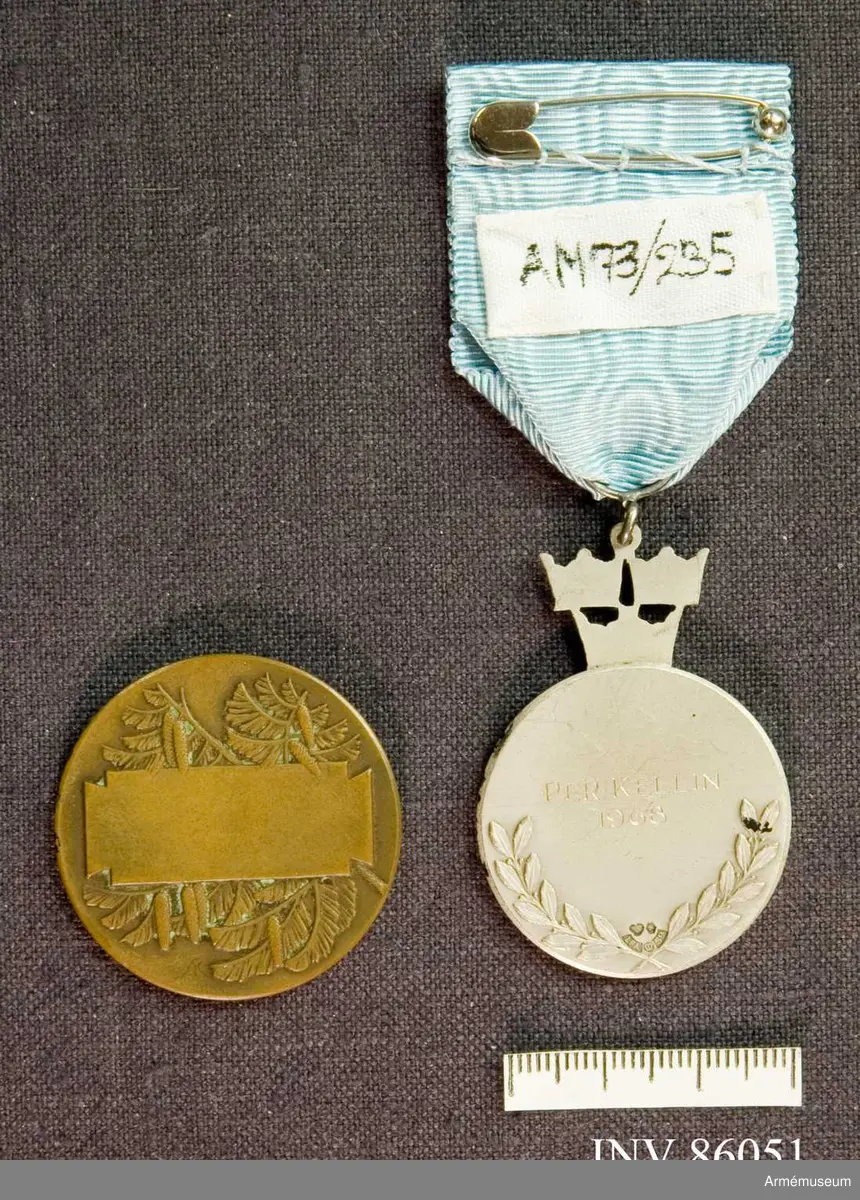 Grupp MII. 
Medaljer: Förtjänstmedalj, silver, ljusblått band, graverad Per Kellin 1968. Land S. 
