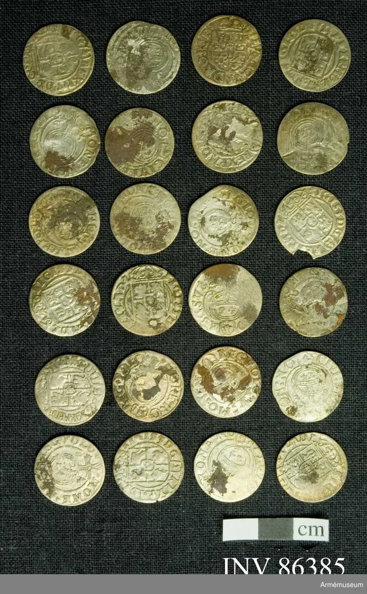Grupp M.
En samling mynt funna vid Poltava.
Mynt förteckning:
Preussen Pommern 1/24 Thaler 1620-talet: 24 st.
G II A 1/14 riksdaler Riga 2 st.
Karl XI 1/24 riksdaler Riga 1669 1 st.
Christina 1/24 riksdaler Riga 4 st.
157 lösa mynt.
17 överskjutande
Totalt 188 st. (fattas 11 st).
 
Sigismund III 1/24 thaler, prägl. i Polen 1620 tal. 140ex.
Gust II Adolf, för Riga 1620 t. 23 ex. 
Christina 4 ex. 
Carl XI 1669 1 ex
1/24 thal för Mark Brandenburg, Preussen och Pommern alla från 1620 talet - 33 ex.

x) Ett ex till krigsarkivarien Steckzen d. 22/8 /1933 för att överlämnas som gåva till Verner von Heidenstam. 2007-01-24 /TW
