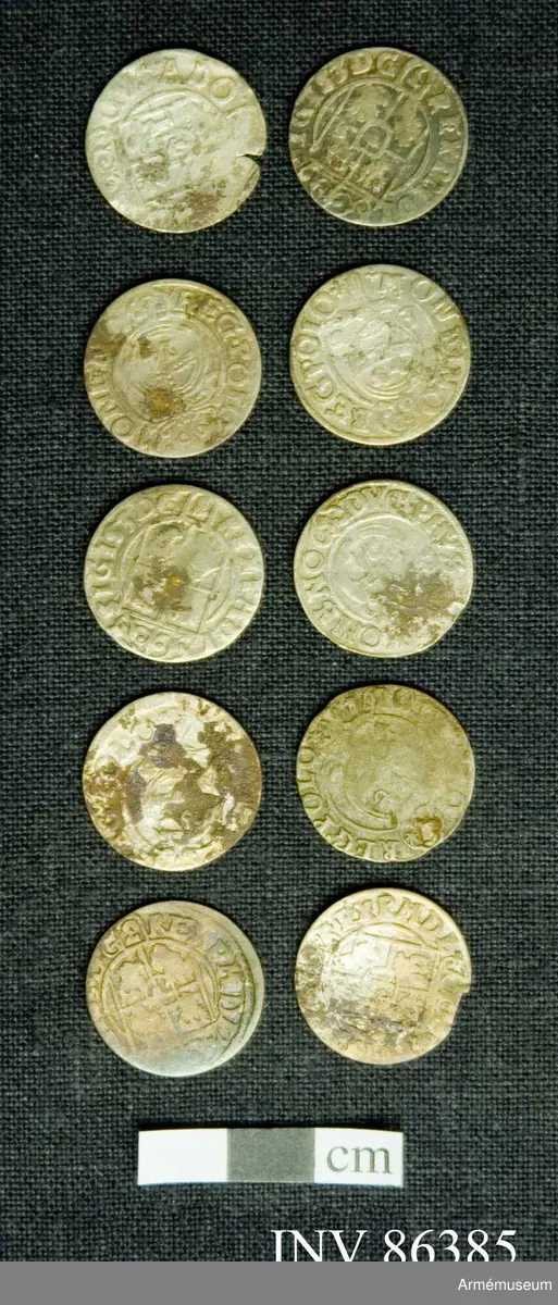Grupp M.
En samling mynt funna vid Poltava.
Mynt förteckning:
Preussen Pommern 1/24 Thaler 1620-talet: 24 st.
G II A 1/14 riksdaler Riga 2 st.
Karl XI 1/24 riksdaler Riga 1669 1 st.
Christina 1/24 riksdaler Riga 4 st.
157 lösa mynt.
17 överskjutande
Totalt 188 st. (fattas 11 st).
 
Sigismund III 1/24 thaler, prägl. i Polen 1620 tal. 140ex.
Gust II Adolf, för Riga 1620 t. 23 ex. 
Christina 4 ex. 
Carl XI 1669 1 ex
1/24 thal för Mark Brandenburg, Preussen och Pommern alla från 1620 talet - 33 ex.

x) Ett ex till krigsarkivarien Steckzen d. 22/8 /1933 för att överlämnas som gåva till Verner von Heidenstam. 2007-01-24 /TW