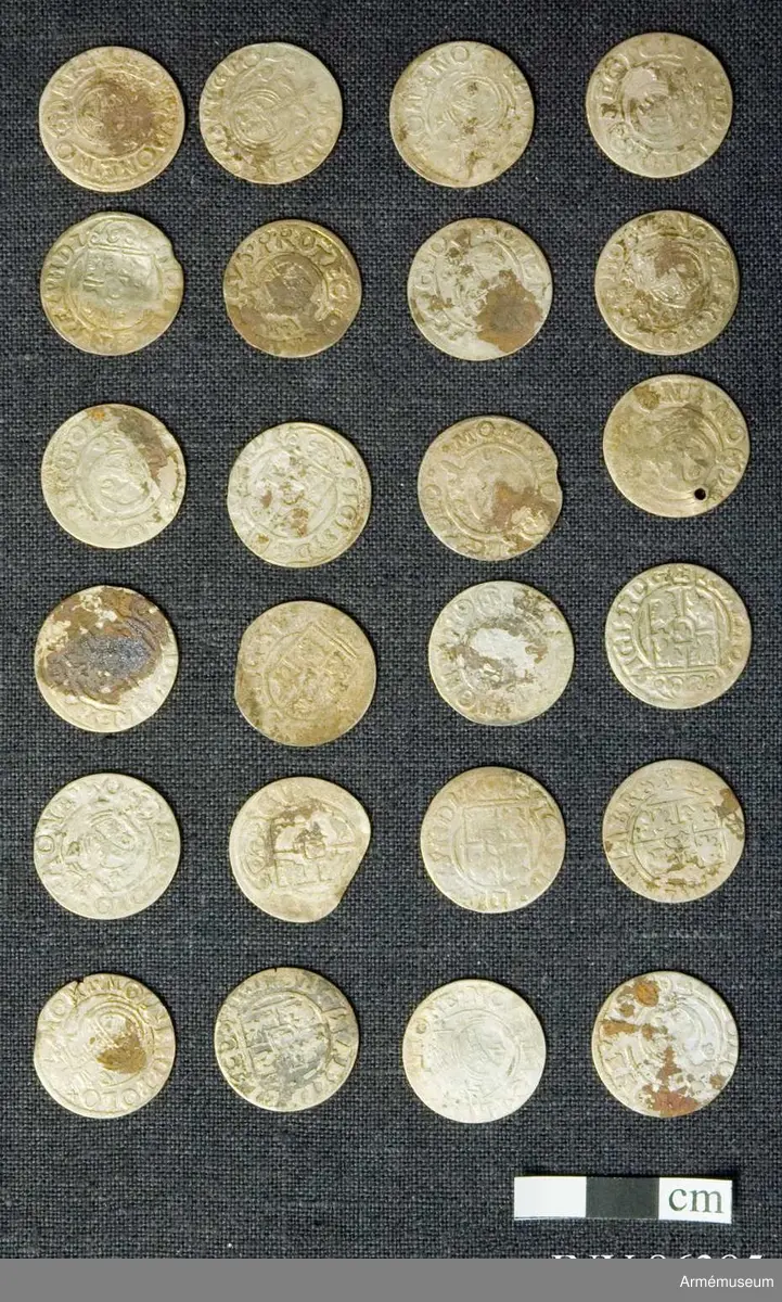 Grupp M.
En samling mynt funna vid Poltava.
Mynt förteckning:
Preussen Pommern 1/24 Thaler 1620-talet: 24 st.
G II A 1/14 riksdaler Riga 2 st.
Karl XI 1/24 riksdaler Riga 1669 1 st.
Christina 1/24 riksdaler Riga 4 st.
157 lösa mynt.
17 överskjutande
Totalt 188 st. (fattas 11 st).
 
Sigismund III 1/24 thaler, prägl. i Polen 1620 tal. 140ex.
Gust II Adolf, för Riga 1620 t. 23 ex. 
Christina 4 ex. 
Carl XI 1669 1 ex
1/24 thal för Mark Brandenburg, Preussen och Pommern alla från 1620 talet - 33 ex.

x) Ett ex till krigsarkivarien Steckzen d. 22/8 /1933 för att överlämnas som gåva till Verner von Heidenstam. 2007-01-24 /TW