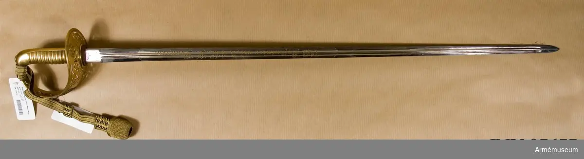 Klingans bredd vid fästet: 27 mm. 
Överensstämmer med officerssabel m/1893, med undantag av att kaveln är tillverkad helt i förgylld mässing.