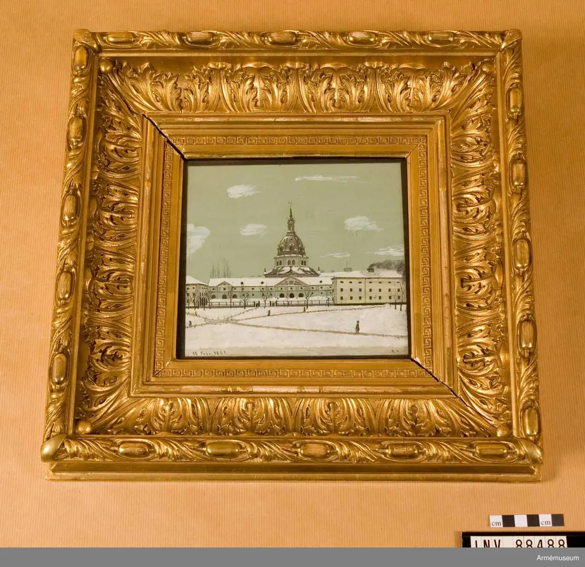 Artillerimuseum har ännu inte fått sin tredje våning.
Konstnären står på Artilleriplanen där nu Hovstallet ligger.
Daterad 18/2 1881.