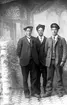 Ateljefoto, tre män::