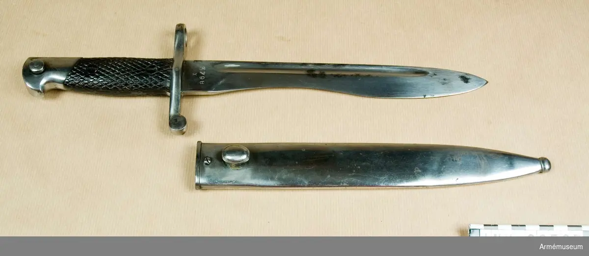 Knivbajonett med boloklinga, spansk m/1941, till mausergevär m/1893 med flera.