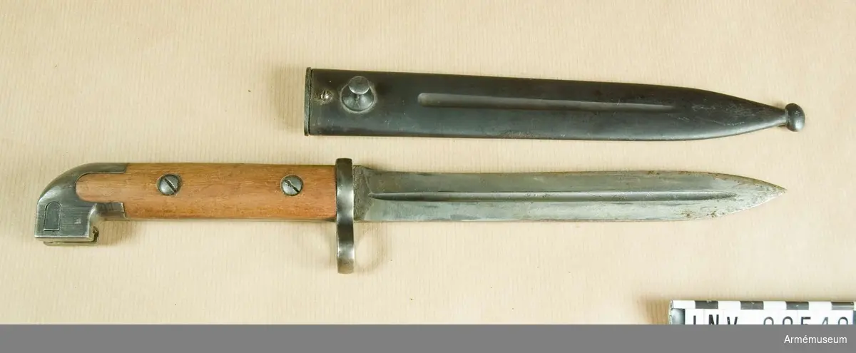 Knivbajonett för karbin m/1894-14 samt kpist m/1945C 
Knivbajonett med tveeggad klinga utan blodränder. Fäste med grepplattor av trä och stålkappa.
Blånerad stålbalja. 
Denna bajonett användes av både flottan och armén, framförallt av kavalleriet och vid högvakt.  
Kavalleriet bar bajonetten i en snedställd bäranordning av läder. 
Det finns även ett antal m/1914 där man använt delar från m/1913 (balja och låsknapp till baljlåset)  
Det finns även lite varianter på baljlåset ('randig' istället för rutmönstrat)