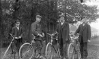 Män med cyklar vid Kvistrum