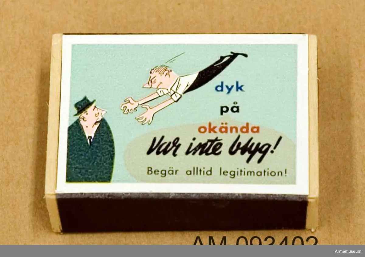 Tändsticksask med tändstickor. På ena sidan motivet Solstickan och på andra sidan ett klistermärke med motivet en liten farbror med glasögon som dyker på en stor farbror med grön rock och hatt.