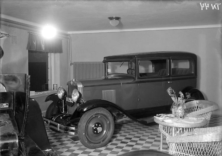 Enligt senare noteringar: "Automobil, i bilaffär. Chevrolet omkring 1926-30 års modell."