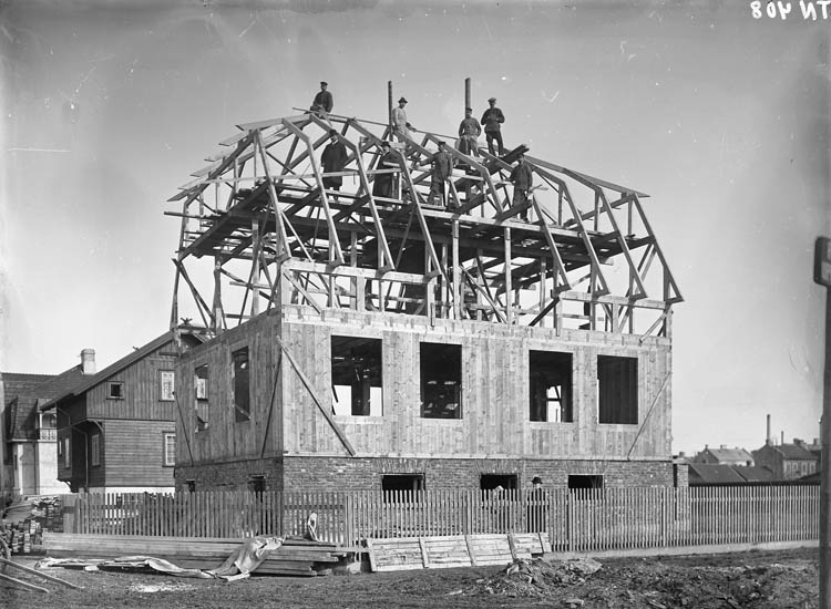 Enligt tidigare noteringar: "Bostadshus under uppförande. Södra Uddevalla. Hörnet Packhusgatan-Ridhusgatan. Tidigare ägare köpman Axel Bergman. Ägare 1977 Einar Svensson Bilskola."