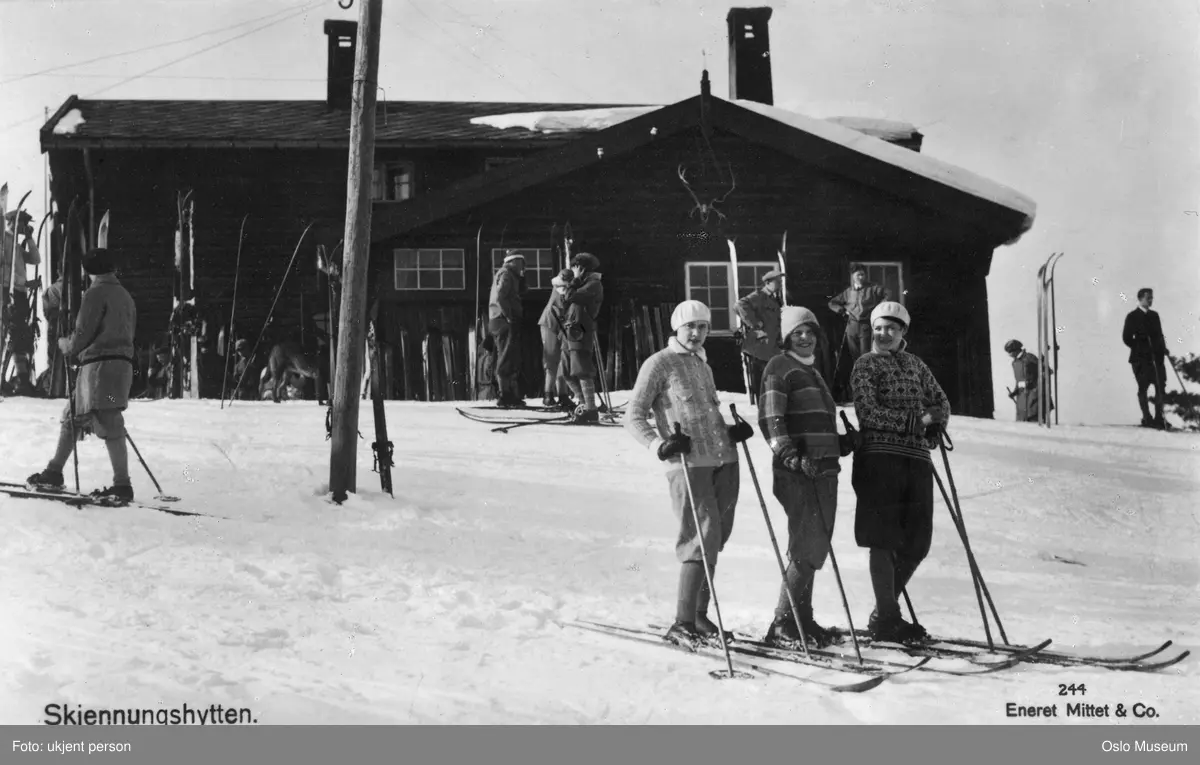 Skjennungstua, hytte, mennesker, skiløpere, snø