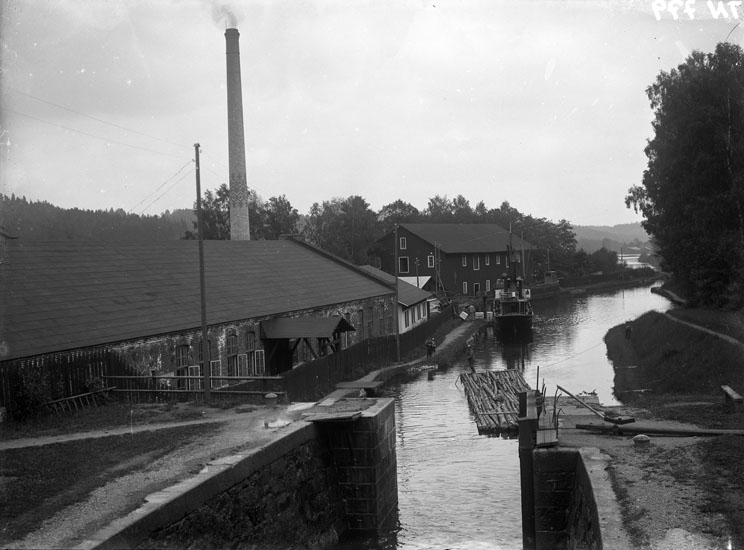 Enligt tidigare noteringar: "Industri vid kanal med sluss. Kanalbåt."