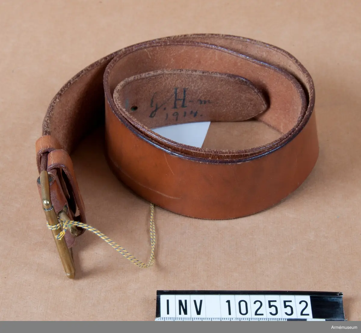 Skärp av läder, på insidan märkt G.H-m 1914.