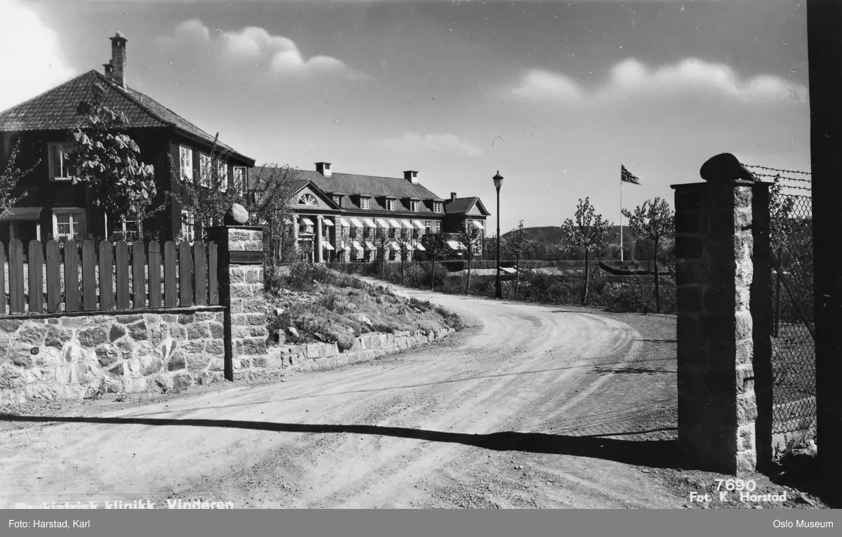 Psykiatrisk klinikk, oppkjørsel, port, hage