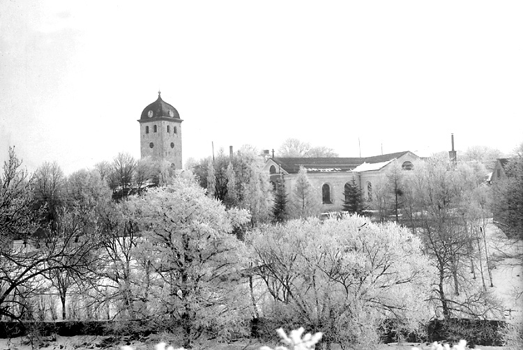 Enligt tidigare notering: "Vinterbild, kyrkan och klocktornet från sydväst."