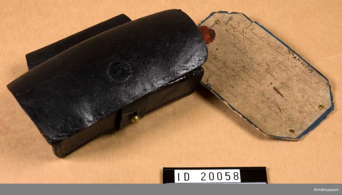 Vidhängande modellapp: "Modell å bandoler till efterrättelse vid förändring af nu befintliga infanterie bandoler. Stockholm den 20 Februari 1874. På befallning L. Thimgren Adutant vid Kongl. Arméförvaltningens Intendents Departement. Likheten med den af Kongl. Majt genom Nåd. General order den 17 Februari 1874 fastställda modell intygar G. Sandels Generalintendent."