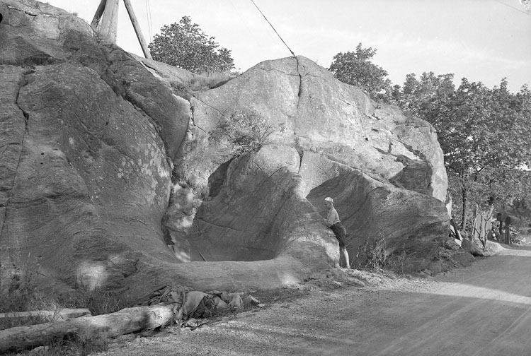 "Uddevalla. Jättegrytorna vid Bräcke." enligt uppgift från fotografen.