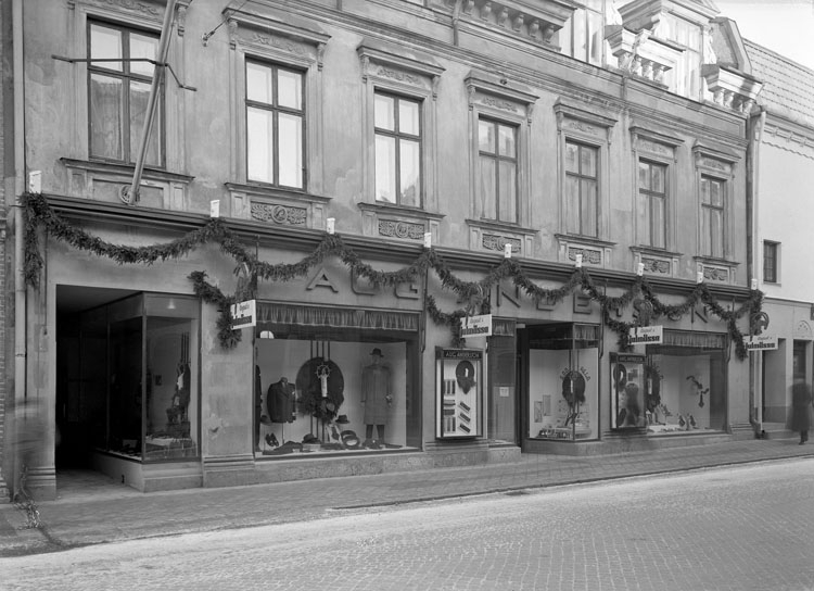 Uppgift enligt fotografen: "Uddevalla. Aug. Anderssons affär Kungsgatan."