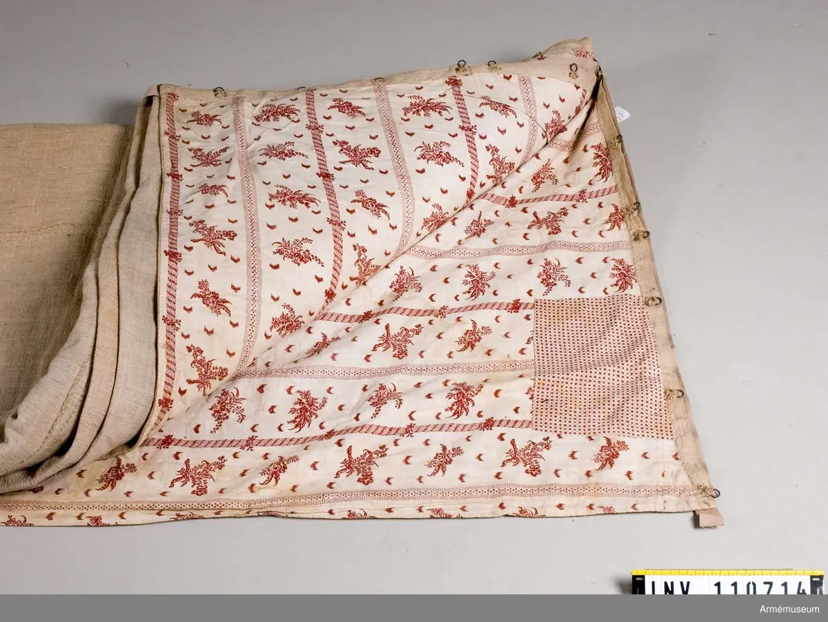 Utsidan: är gjord i grovt linne. Våderna är 55 cm breda, ihopsydda med vändsöm. Längst ner en kant dubbelvikt. Därifrån utgår grova tampar var 55 cm. Kappan är enkel utan textiltryckt tyg. Våderna bara fortsätter. Längs överkanten är ca 2 cm av linnet nervikt och där sitter på varje 12 cm avstånd en hyska. På 1,20 m höjd från marken sitter hyskor på varje våd avsedda att hålla ut tältväggen när den är rest. På linnet står bokstäver i varje ända av tältväggarna.
16395:1 är baksidan märkt F i ena ändan och G i andra.
16395:2 är baksidan märkt B i ena ändan och C i andra.
16395:3 är på baksidan märkt A i ena änden och H i den andra. Alltså fattas den väggdel som har märkningen D och E. Ursprungligen har tältet en omkrets av ca 48 m. Insidan i vitt bomullstyg med två olika typer av mönster, ett med rankor och blommor och ett med buketter och ränder.

16395:1 Insidans yttersta tyg är 55 cm brett på varje sida. mått 12 x 2,40 m. Med tuschbokstäver vid varje ände på baksidan står F och G.
16395:2 Insidan har två lappar (ett vitt-rött prickit tyg). På baksidans linne med tuschbokstäver står A och H.
16395:3 Insidans yttersta tygmeter har märkning i invikningen. "I Walter. Sven Dufva årh 1795 Sickla Trychii LO". På baksidans linne med tuschbokstäver står A och H Dessa bokstäver tyder på att det förmodligen funnits ytterligare en vägg till.