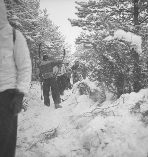 Text till bilden: "Fältsport. Skidtur: Häggvall-Holma- Gåseberg, Norrkila, Lyse-Sivik-Lysekil. 1940.02.18".