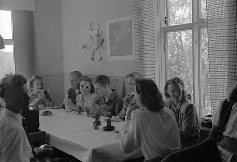 Text till bilden: "Ålevik. Lysekils Folkdansgille. 1947.09.07".


