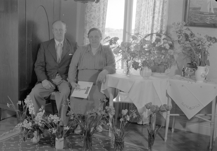 Text till bilden: "Fru Ingeborg Eriksson, Liden 33. 50 år 18/5. 1950.05.19"












i