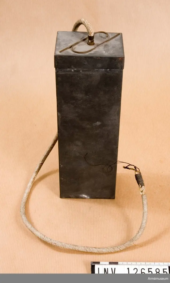 Grupp G III.
Med 800 gr bomullskrut, fullt apterad med stubin och dynamittändhatt.
För åskådning.