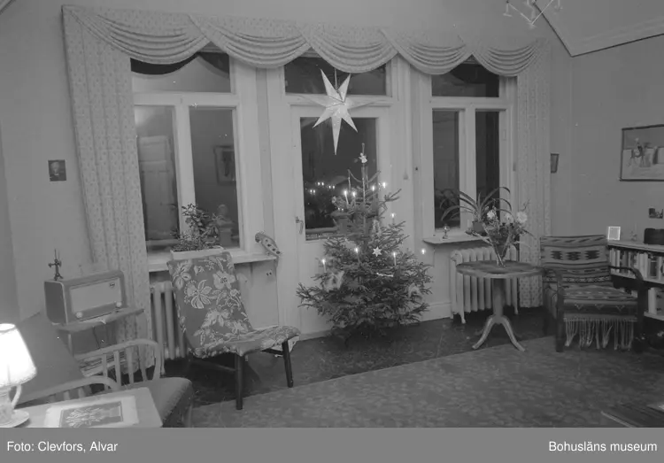 Text till bilden: "Kyrkoherde Cerenius. Interiör. 1953.01.01"










i