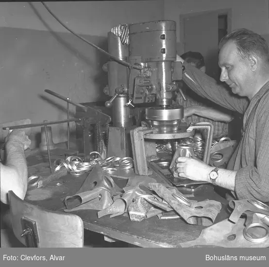 Text till bilden: "Gullmars Prec. Gasmaskavdelningen. Interiör och maskiner. 1953.04.20"










i