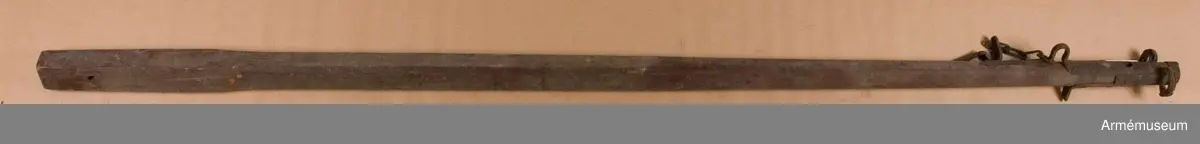 Ca 3,35 meter lång. Med skalmöglor med läderskoning.
Vridet järnbeslag.