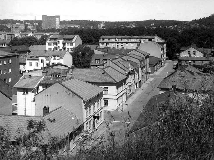 Vy över Norra Uddevalla. 
Panncentralens skorsten. Till höger ser man höghuset vid Fjällvägen-Bävedalsvägen.
Stora Hellevigsgatan med gammal trähusbebyggelse. 
Bilden är tagen från Frankensberg.