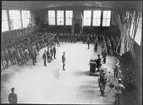 Smålands husarregemente K 4 håller gudstjänst i gymnastiksalen 1920. Bå bilden syns bland andra överste Nils Adlercreutz, major Lindgren, ryttmästare af Silén, löjtnant Casparsson, löjtnant Berglund, regementspastorn Nilsson.