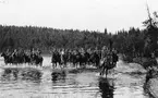 Norrlands dragonregemente K 8, 15 kavalleribataljonen, 1 skvadron, 1 pluton vadar i strandkanten norr om Övertorneå 1944.