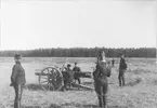 Svea artilleriregemente A 1 under skjutövning med tysk kruppkanon 7,5 cm kanon m/1902 på Marma skjutfält. Fotot har fångat den närmaste kanonens rekyl.